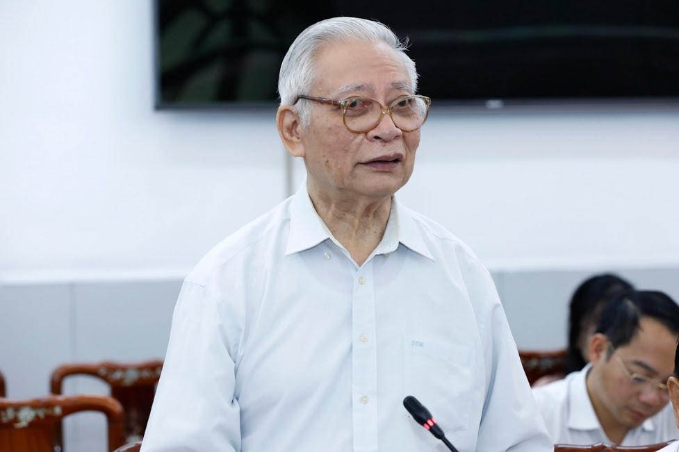 PGS.TS Trần Hậu, Ủy viên Hội đồng tư vấn Khoa học - Giáo dục và Môi trường góp ý tại Hội nghị.