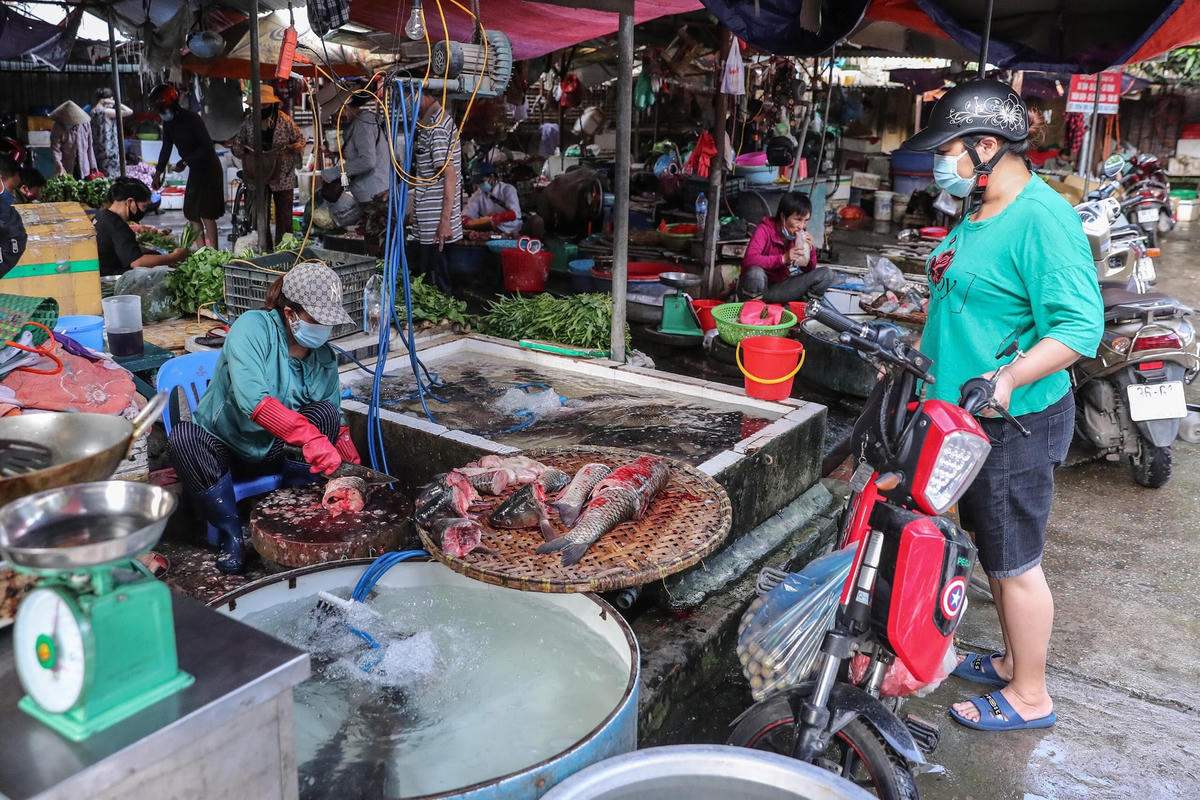 Hàng hóa tại các chợ truyền thống tại Hà Nội vẫn dồi dào. Ảnh: Phạm Quang Vinh.  
