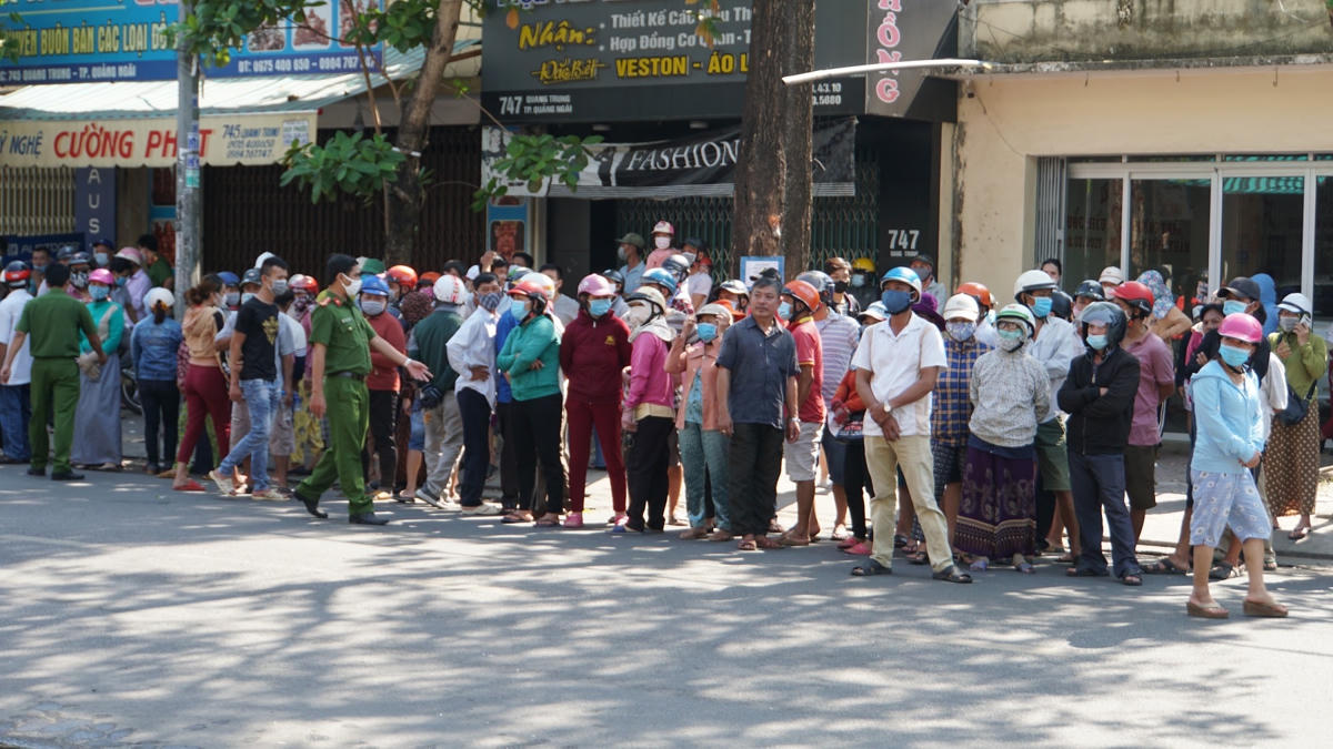 Rất đông người dân đau lòng trước vụ cháy tan thương.