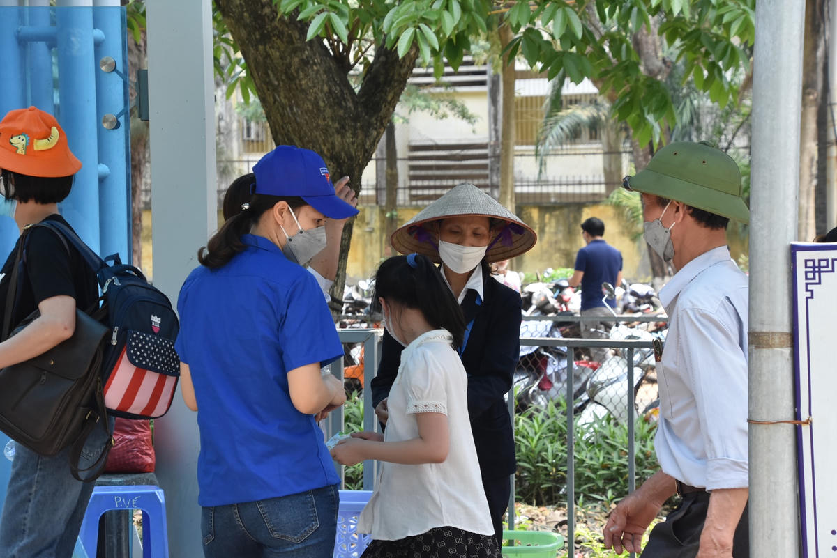 Nhân viên bán vé tại đây cho biết, lượng người đến tham quan vườn thú bắt đầu tăng mạnh từ thứ Bảy, tất cả khi vào công viên đều được yêu cầu đeo khẩu trang theo quy định.