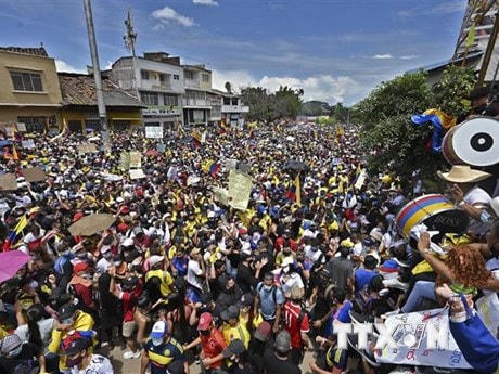 Biểu tình phản đối đề xuất cải cách thuế tại Cali, Colombia, ngày 1/5/2021. (Nguồn: AFP/TTXVN).