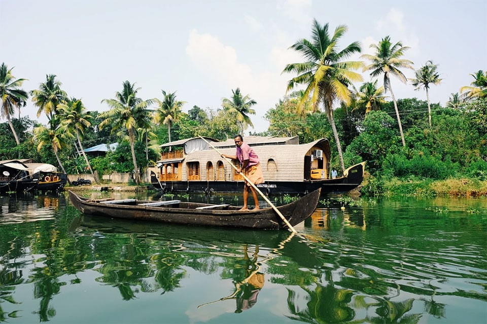 Đời sống thường nhật yên bình giữa sông nước Kerala. Ảnh: CNN. 