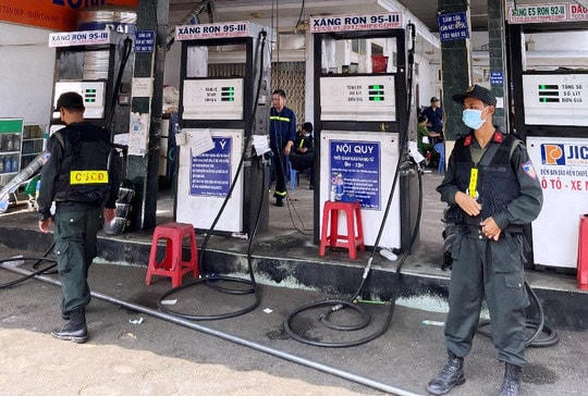 Lực lượng công an khám xét cây xăng - Ảnh: TL