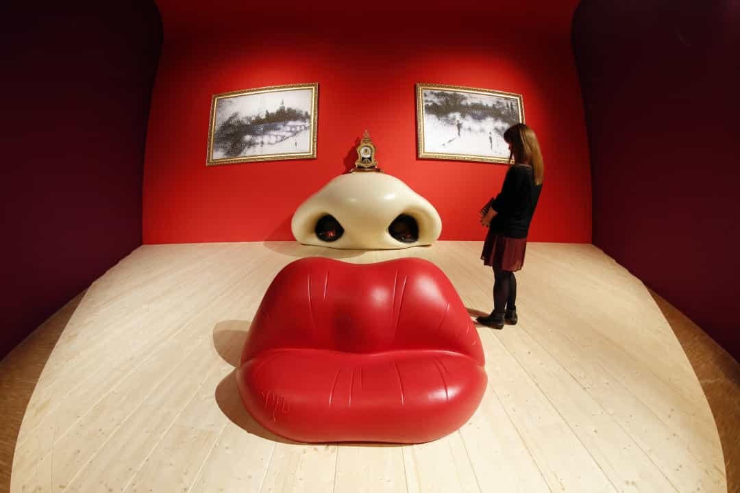 Và tác phẩm cuối cùng này có tên là "Rita Mae West" của nhà điêu khắc Salvador Dali, được trưng bày tại Trung tâm Pompidou ở Paris (Pháp).