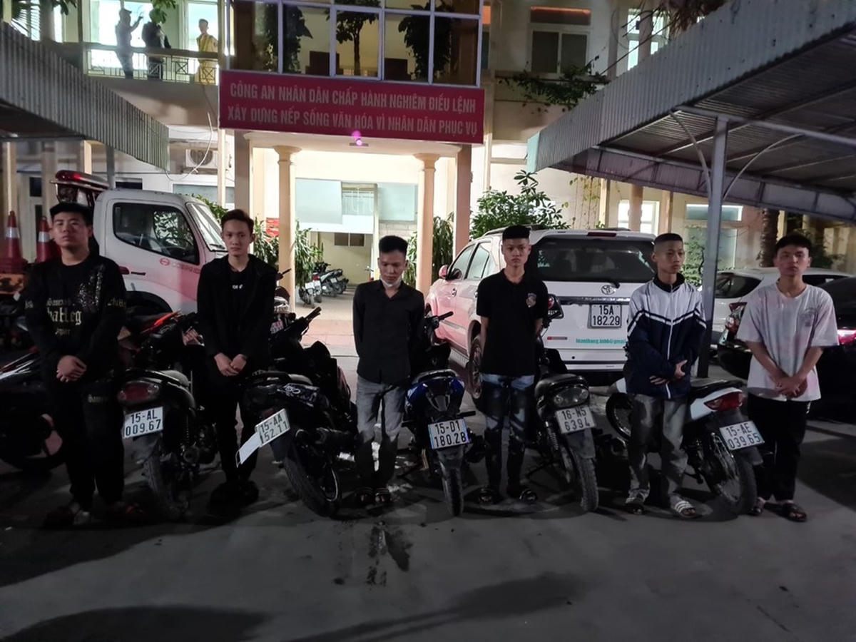 Nhóm 5 thanh thiếu niên điều khiển xe máy lạng lách, đánh võng bị CSGT bắt giữ ngày 20/3.