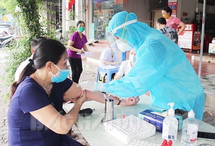 Người dân ở khu vực phong tỏa xung quanh số nhà 36 Ngô Quyền tham gia lấy mẫu huyết thanh.