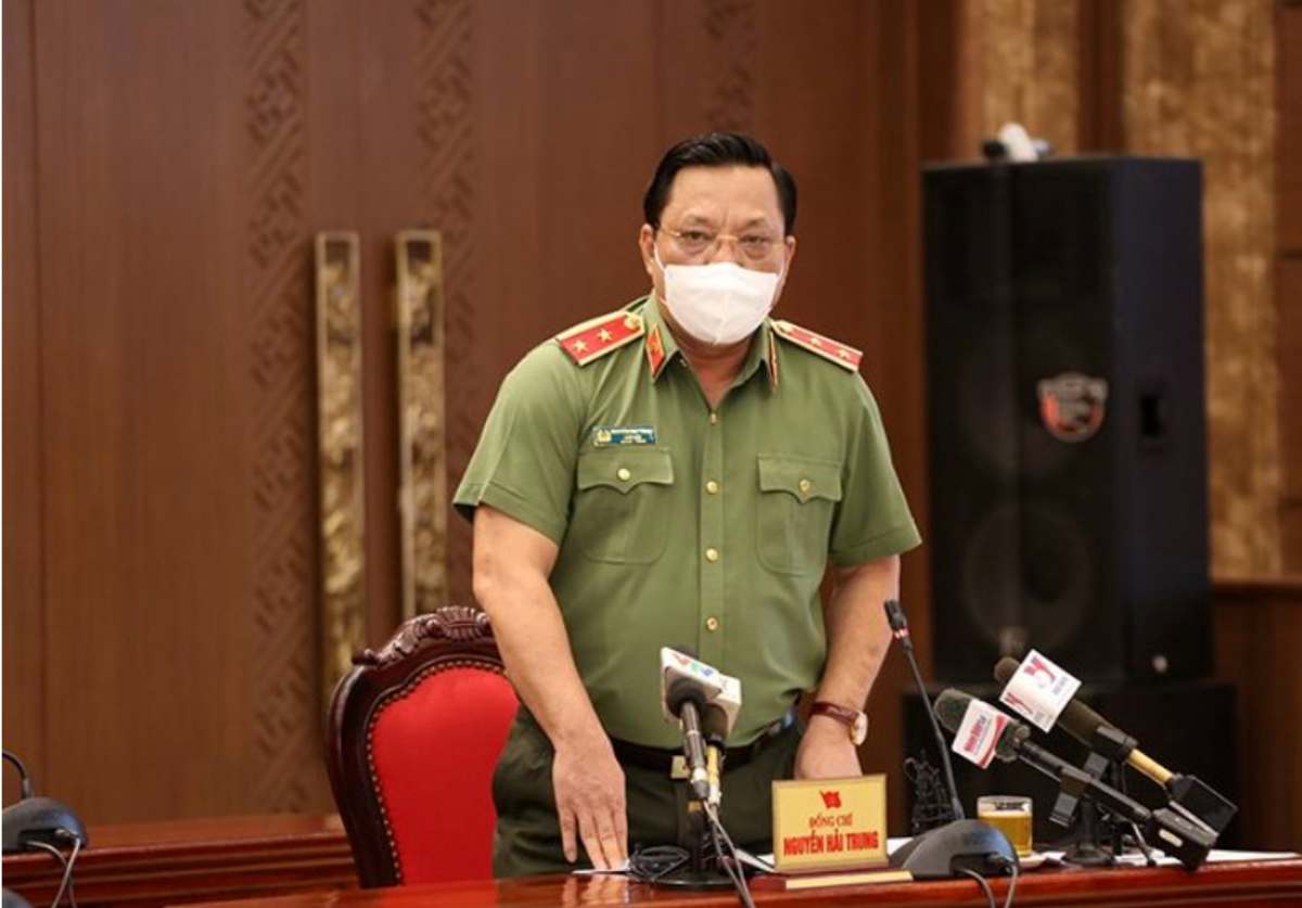 Trung tướng Nguyễn Hải Trung, Giám đốc Công an TP Hà Nội thông tin về dự kiến các đối tượng được cấp giấy đi đường tại cuộc họp.