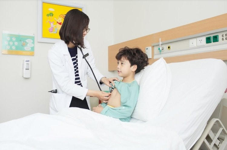 Khi trẻ ho, cần cho trẻ đến khám tại cơ sở y tế để có phương pháp điều trị phù hợp.