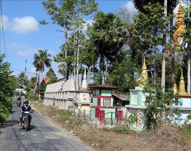 Đường về các phum sóc trong huyện được xây dựng khang trang.