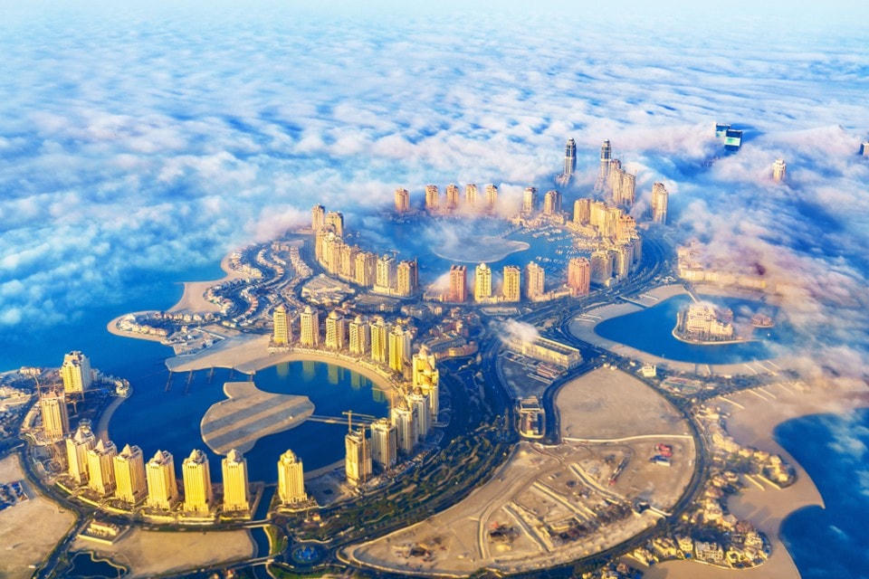 Toàn cảnh thành phố Qatar (Đô-ha) từ trên cao. Đây được coi là khu vực sở hữu các bất động sản và dịch vụ đẳng cấp nhất trên thế giới, thu hút giới tinh hoa trên toàn thế giới đến để định cư, làm việc và cống hiến.