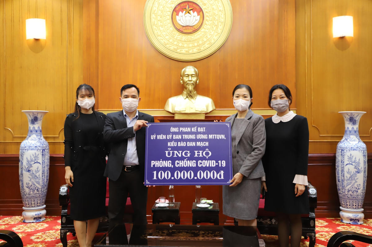 Phó Chủ tịch Trương Thị Ngọc Ánh tiếp nhận ủng hộ từ ông Phan Kế Đạt, Ủy viên UBTƯ MTTQ Việt Nam, kiều bào Đan Mạch.