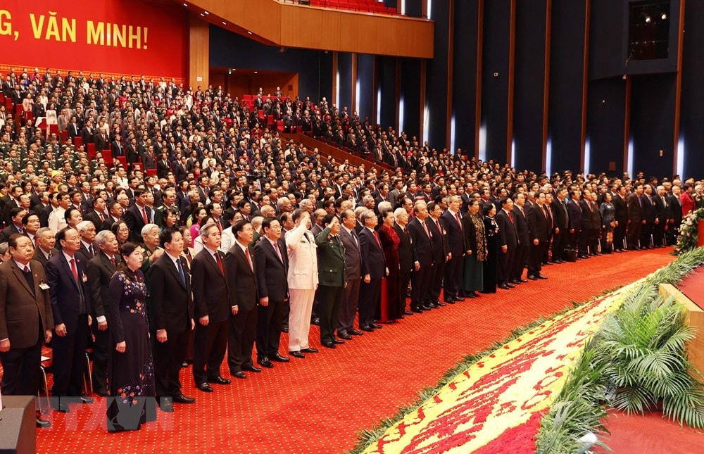 Các đại biểu thực hiện nghi thức chào cờ. Ảnh: TTXVN.  
