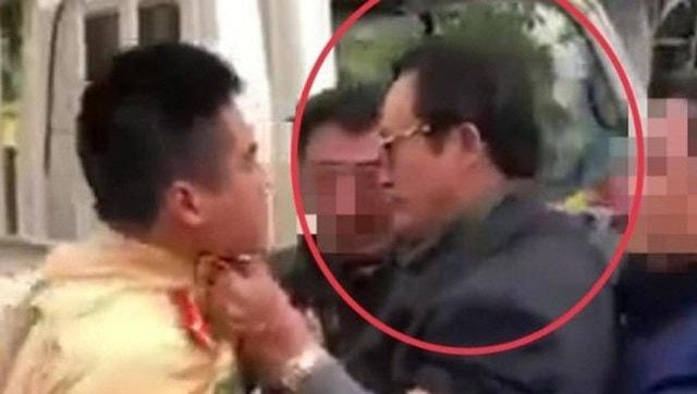Chi cục trưởng ay xỉn, túm cổ áo một chiến sĩ CSGT.