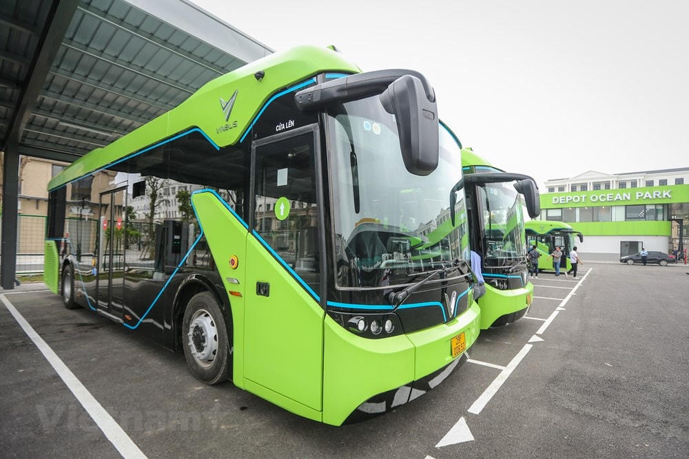 Ngoài màu xanh dịu mắt, VinBus có dáng vẻ hiện đại với phần kính khổ rộng ở cả bốn mặt. (Ảnh: Minh Sơn/Vietnam+).