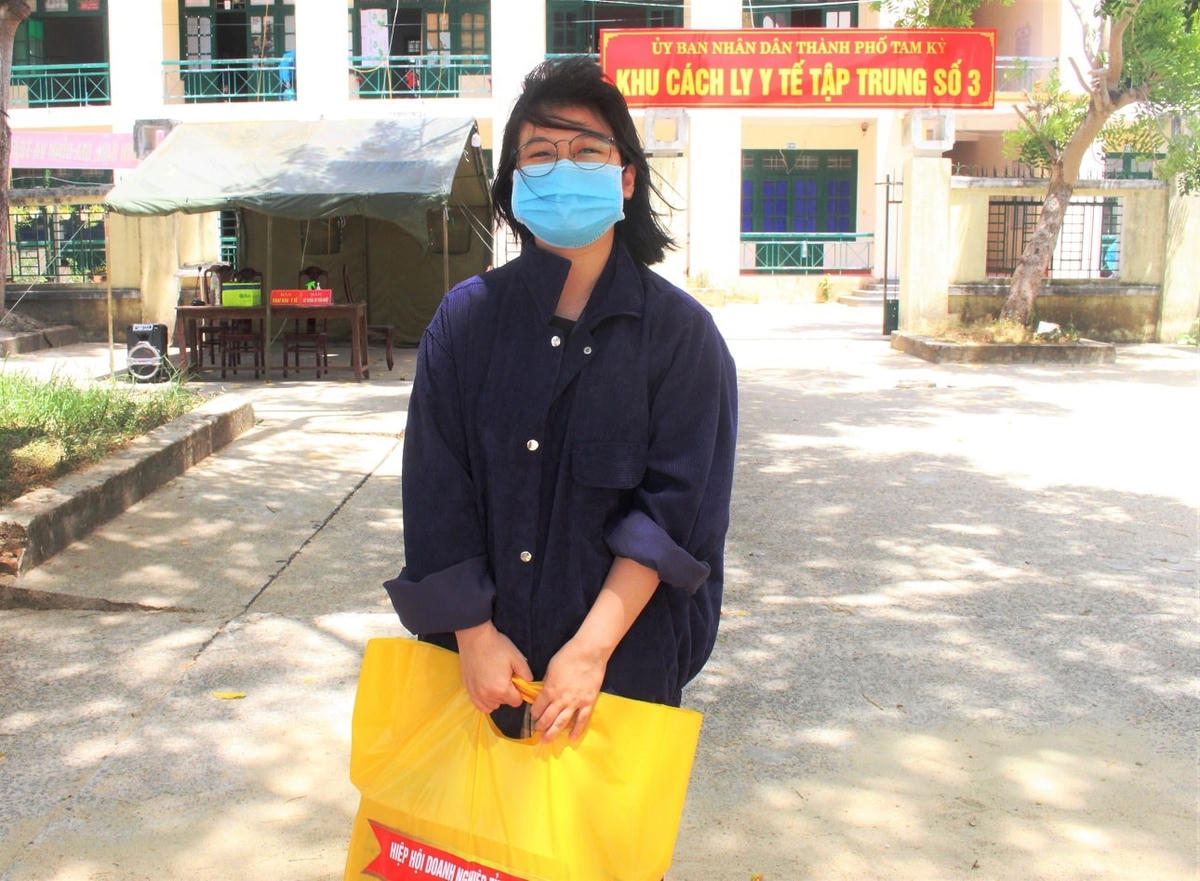 Em Thu Quyên xúc động nhận quà HHDN tỉnh.