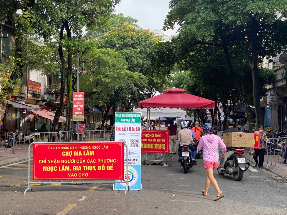 Hàng quán mở cửa trở lại, người dân xếp hàng dài mua hàng
