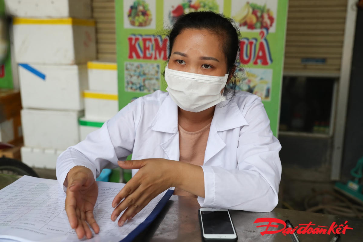 Chị Nguỵ Kim Phúc, nhân viên y tế tổ dân phố Nguyễn Xá, phường Nhân Hoà, thị xã Mỹ Hào, Hưng Yên thực hiện nhiệm vụ tại chốt kiểm soát. Ảnh: Quang Vinh. 