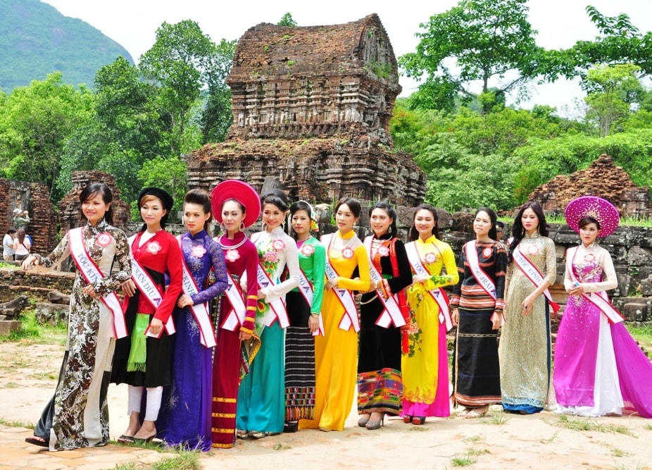 Thí sinh hoa hậu các dân tộc Việt Nam tại đền tháp Mỹ Sơn.