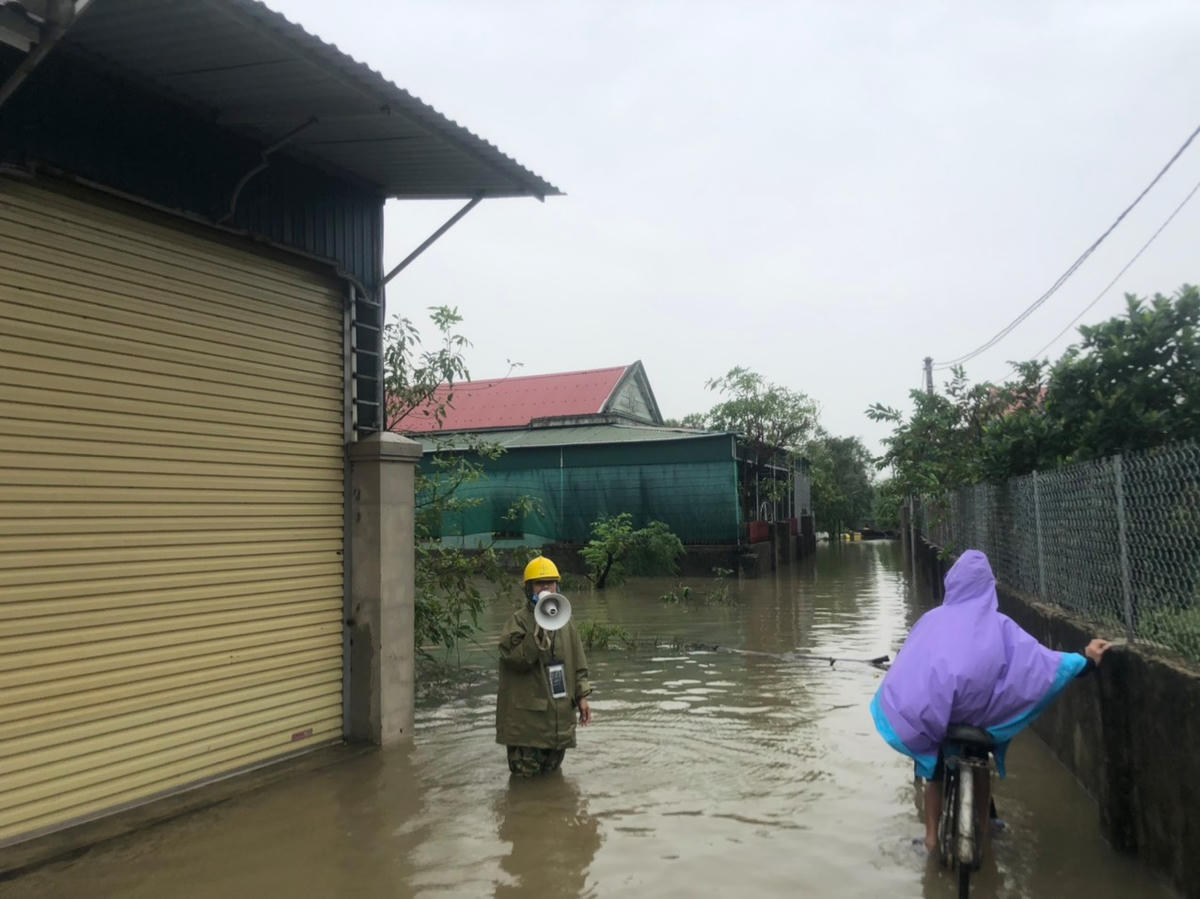 Công nhân Điện lực Cẩm Xuyên dùng loa tay khuyến cáo người dân kiểm tra thiết bị điện đảm bảo an toàn.
