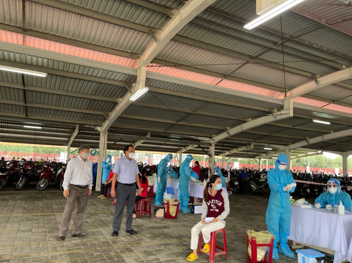 Lãnh đạo Sở Y tế kiểm tra lấy mẫu xét nghiệm Covid-19 tại KCN Điện Nam - Điện Ngọc.