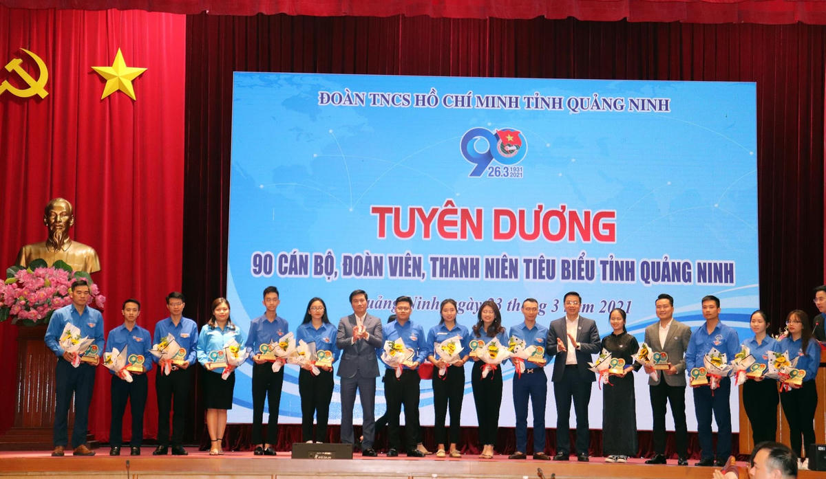 Chủ tịch UBND tỉnh, trao biểu trưng cho các ĐVTN tiêu biểu tham gia chương trình giao lưu đối thoại.