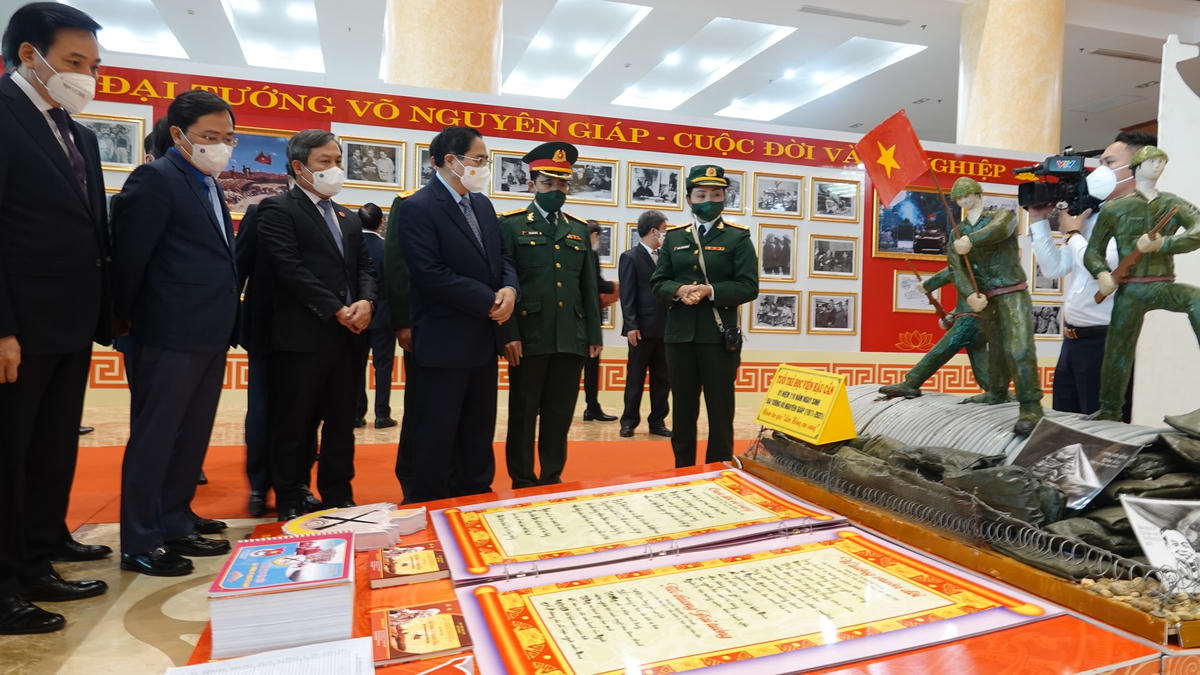 Thủ tướng Chính phủ tham quan gian trưng bày sách, ảnh tư liệu về Đại tướng Võ Nguyên Giáp.