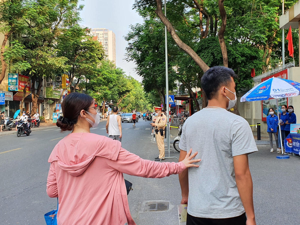 Đợt 1 của kì thi diễn ra trong 2 ngày 7 và 8/7/2021. Để xét công nhận tốt nghiệp THPT, thí sinh giáo dục THPT phải dự thi 4 bài thi, gồm 3 bài thi độc lập là Toán, Ngữ văn, Ngoại ngữ và 1 bài thi tổ hợp do thí sinh tự chọn.