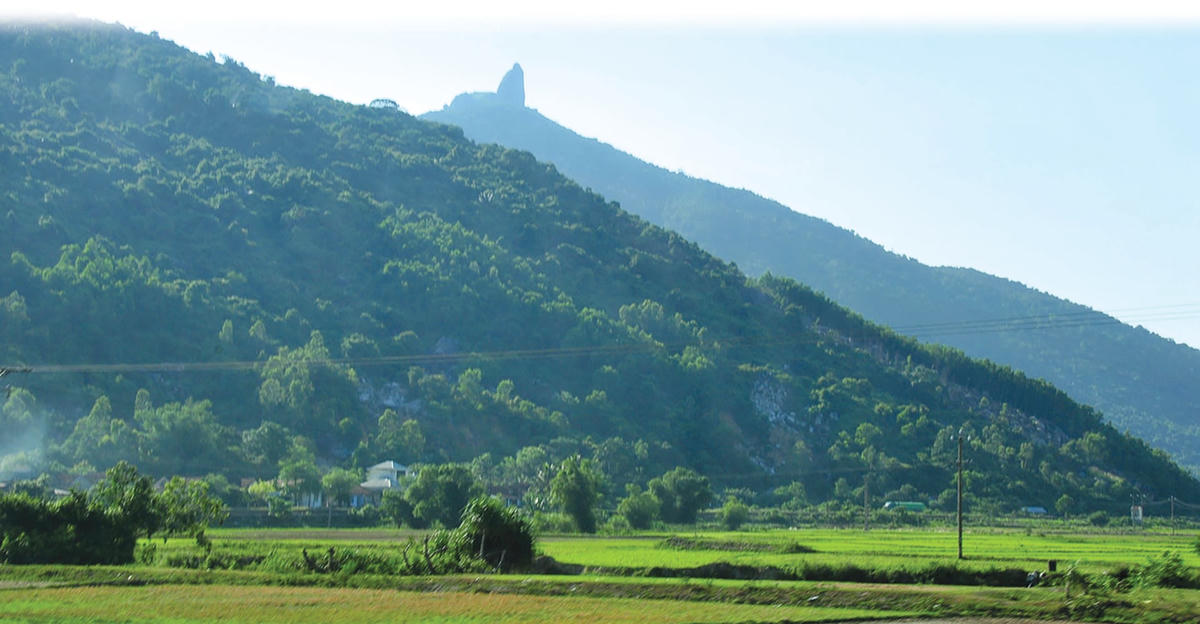 Núi Đá Bia nhìn từ xa.