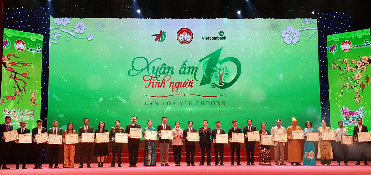 Phó Chủ tịch UBTƯ MTTQ Việt Nam Trương Thị Ngọc Ánh trao tặng Bằng khen cho các tập thể, cá nhân có thành tích xuất sắc trong chương trình “Xuân ấm tình người" giai đoạn 2012-2021.