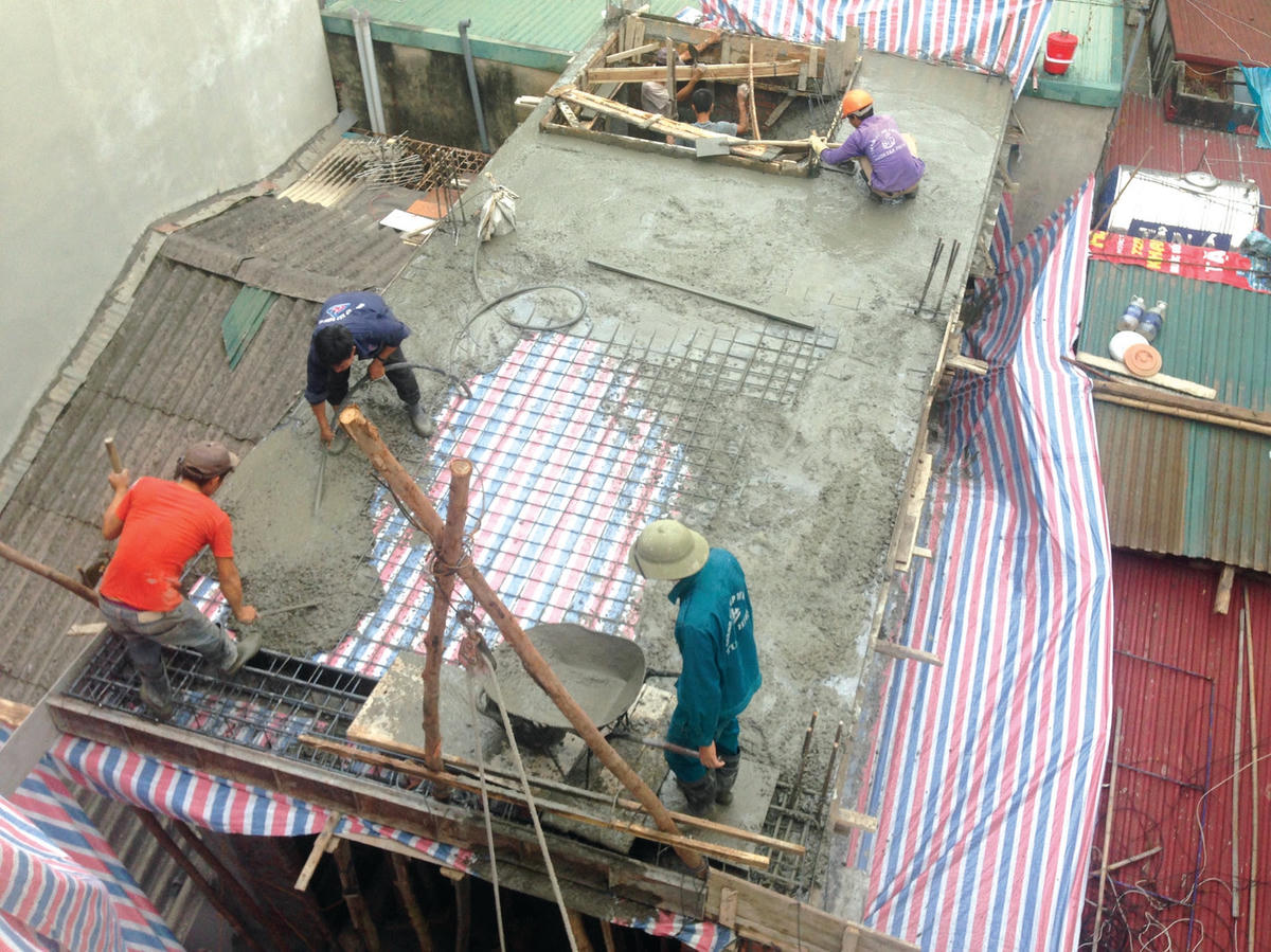 Công việc thợ xây tuy vất vả nhưng có thu nhập khá cao.