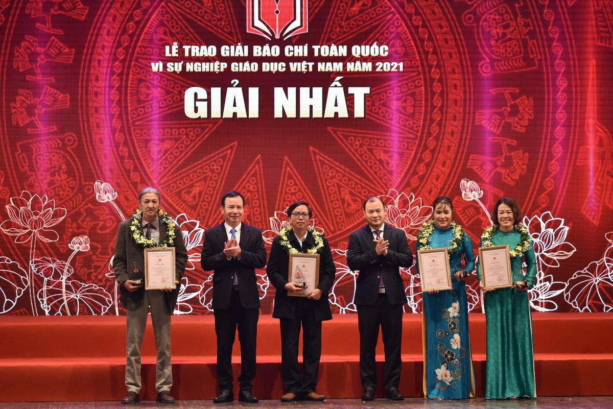 Các tác giải, đại diện nhóm tác giải nhận giải Nhất năm 2021.