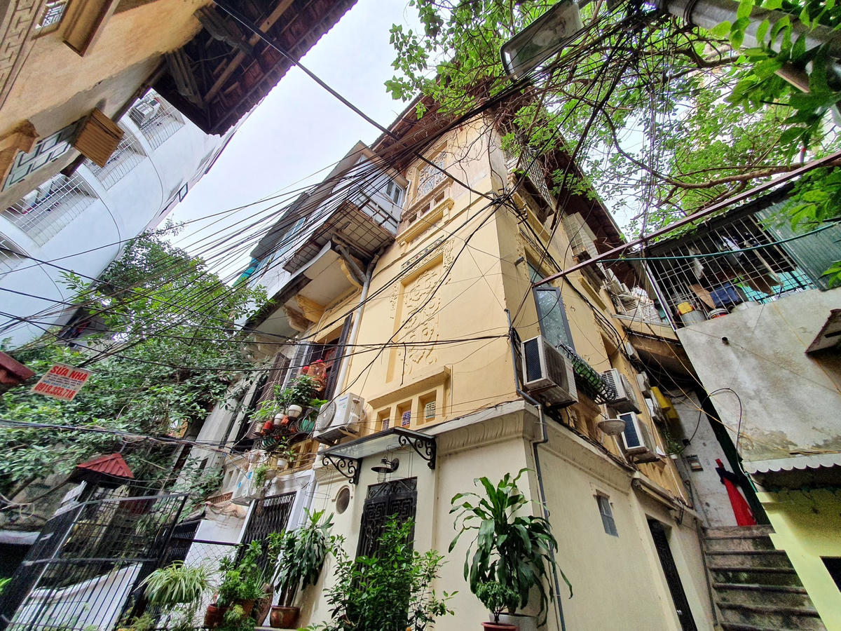 Đến nay, con cháu của ông Hoàng Thụy Chi vẫn đang sinh sống tại ngôi nhà cùng khoảng hơn 20 hộ gia đình khác dẫn đến nhiều bất tiện trong đời sống sinh hoạt.