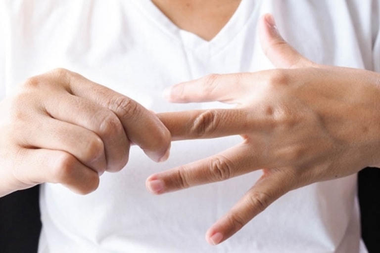 Thiếu vitamin nhóm B có thể gây ngứa và tê bì đầu chi.