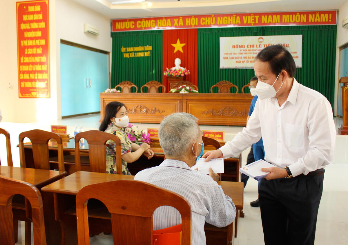 Phó Chủ tịch - Tổng Thư ký UBTƯ MTTQ Việt Nam Lê Tiến Châu tặng quà bà con TX Long Mỹ. 