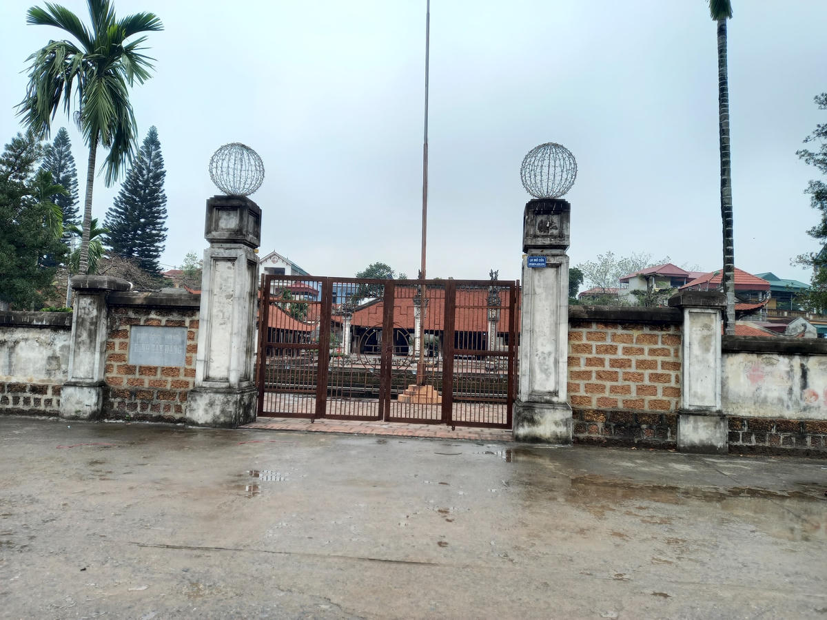 Hai cánh cổng mới tại di tích quốc gia đặc biệt đình Tây Đằng đã được tháo dỡ trả lại hiện trạng cũ.