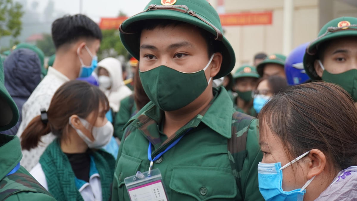 Với những tân binh, giờ phút chia tay người thân, tạm biệt quê hương để nhập ngũ là giờ phút rất thiêng liêng. 