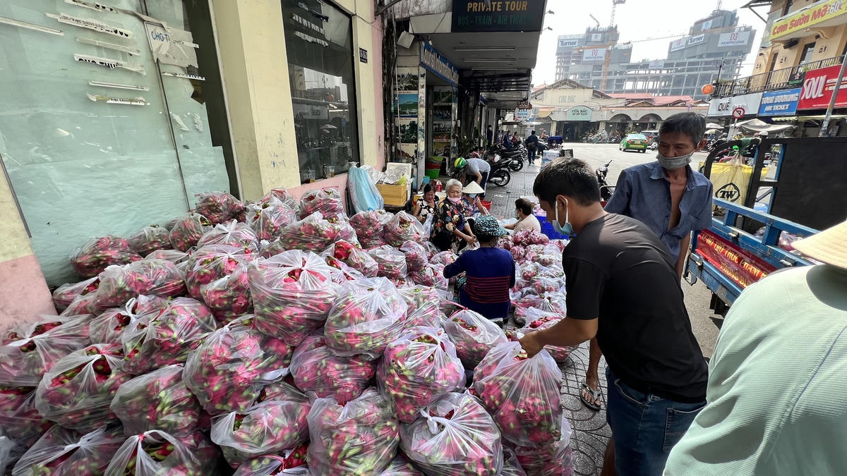 Nhiều người chung tay giải cứu, mua ủng hộ với giá 50k/10 ký.
