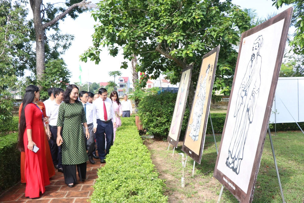 Đại biểu tham quan tại Trưng bày, triển lãm tranh, hiện vật, ấn phẩm về Nguyễn Du và Truyện Kiều.