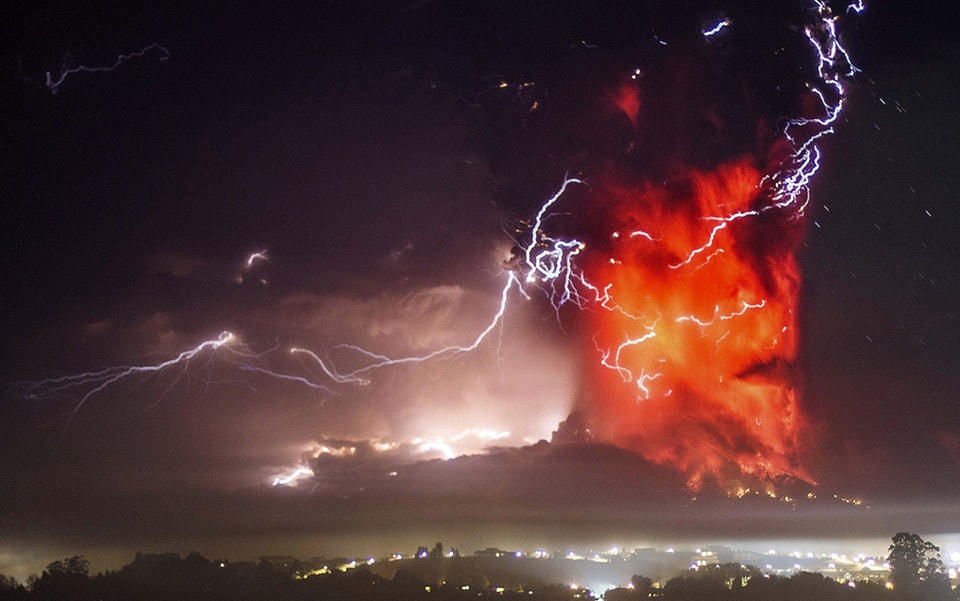 ​31. Đám sét trong cột tro núi lửa phun trào của núi lửa Calbuco gần Puerto Varas, Chile, vào ngày 23 tháng 04 năm 2015. Ảnh David Cortes Serey / AP.