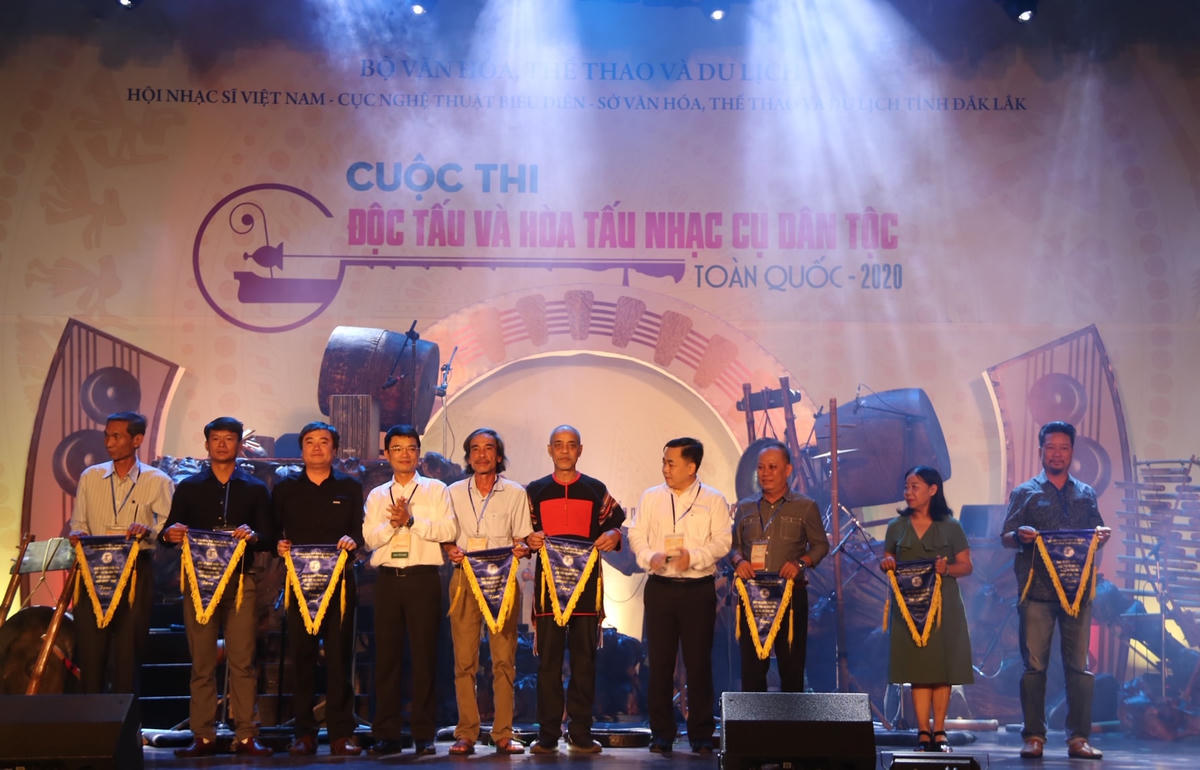 Tặng cờ lưu niệm cho các Trưởng đoàn tham dự Liên hoan.