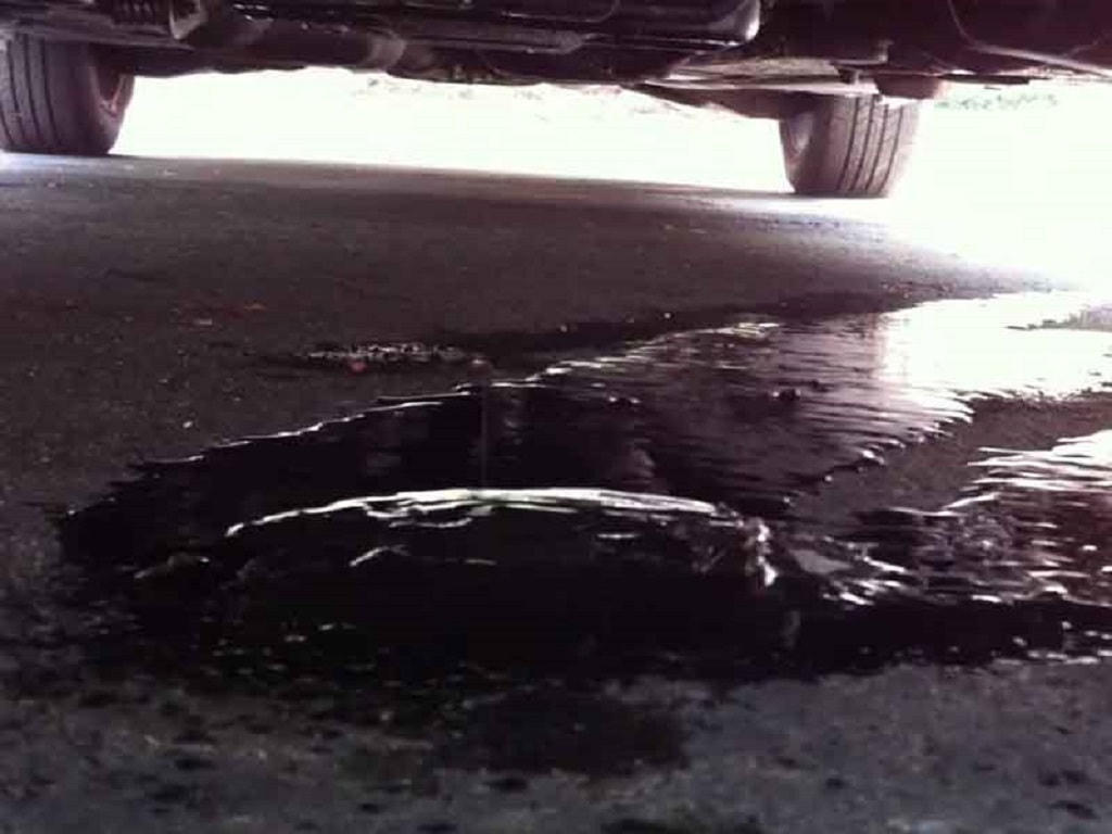 Rò rỉ dầu một trong những nguyên nhân phổ biến nhất gây ra mùi khét từ xe hơi.