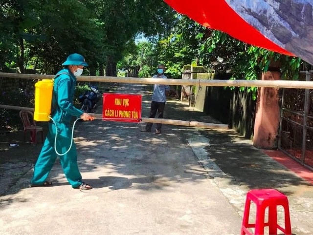 Khu dân cư khu phố 1, thị trấn Triệu Sơn được phong tỏa tạm thời để lực lượng chức năng tập trung truy vết, bóc tác F0 ra khỏi cộng đồng.