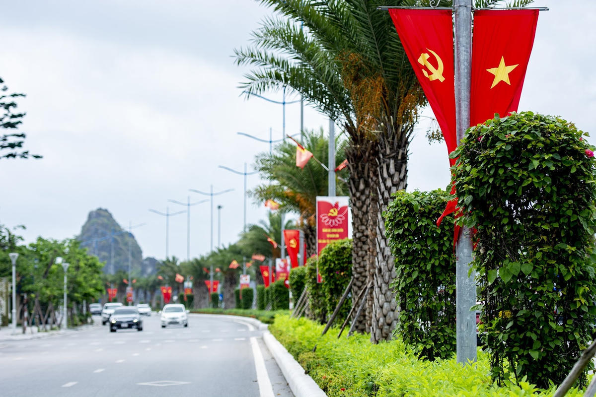 Các tuyến đường trục chính được trang hoàng rực rỡ.
