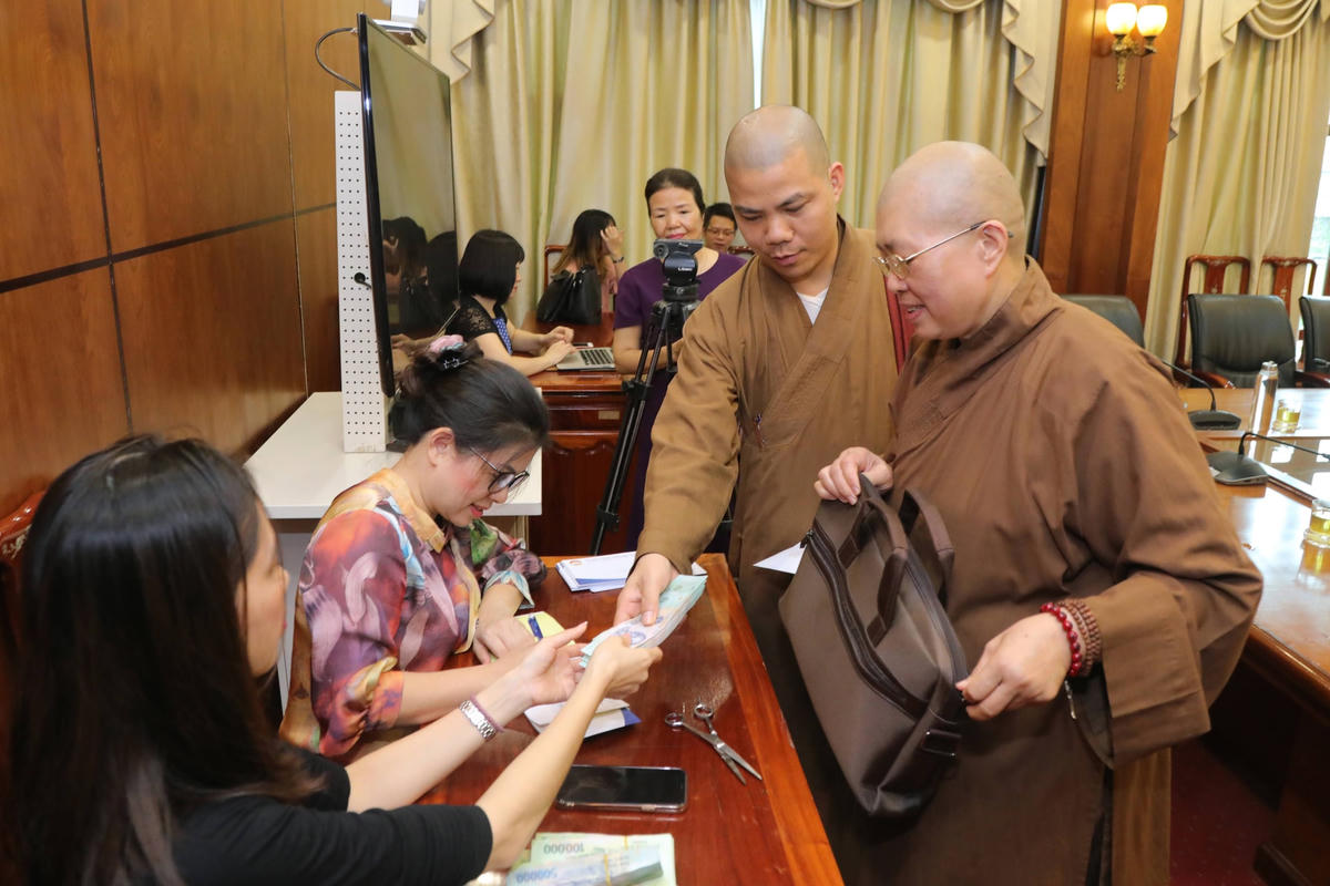 Đại diện cá nhân, tổ chức tôn giáo ủng hộ Quỹ "Vì người nghèo".