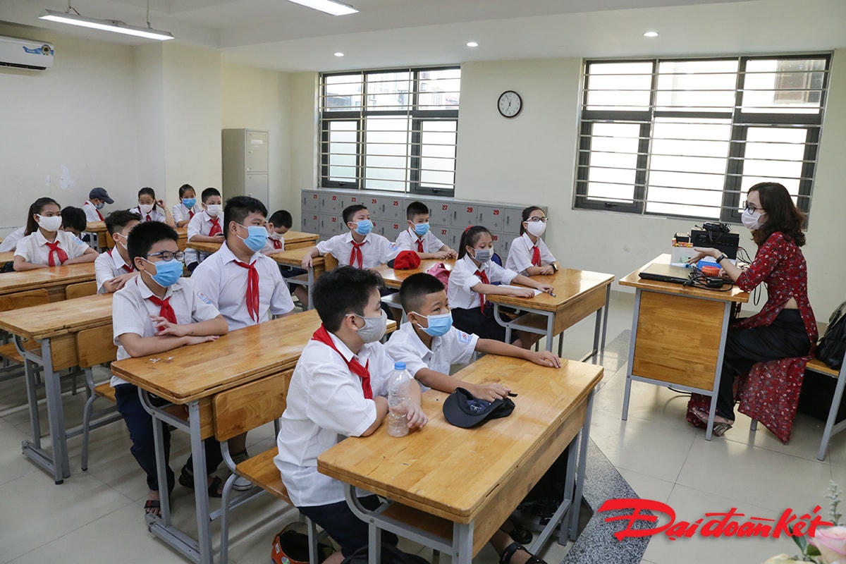 Sau lễ khai giảng các em học sinh khối lớp 6 đã học 2 tiết đầu tiên của năm học mới.