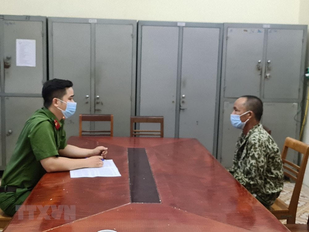 Đối tượng Đào Xuân Phúc tại cơ quan công an. (Ảnh: TTXVN phát).