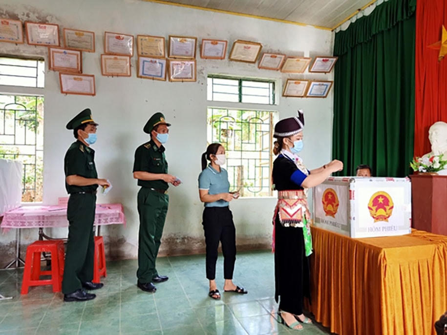 Nhân dân địa phương và cán bộ, chiến sĩ Đồn Biên phòng Nậm Càn tham gia bầu cử. Ảnh: Báo QĐND.  