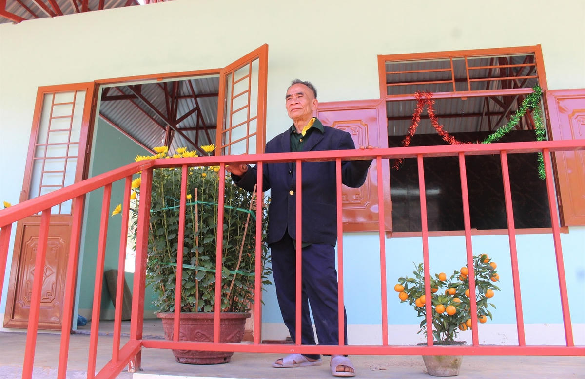 Ông Hồ Văn Đề với ngôi nhà mới.