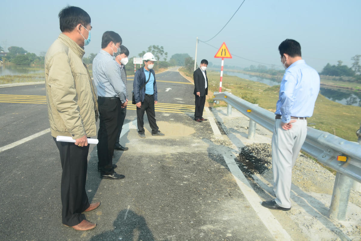 Ông Nguyễn Anh Đức, Phó Giám đốc Ban Quản lý dự án đầu tư xây dựng công trình giao thông TP Hà Nội dẫn đầu đoàn công tác đi kiểm tra dự án.