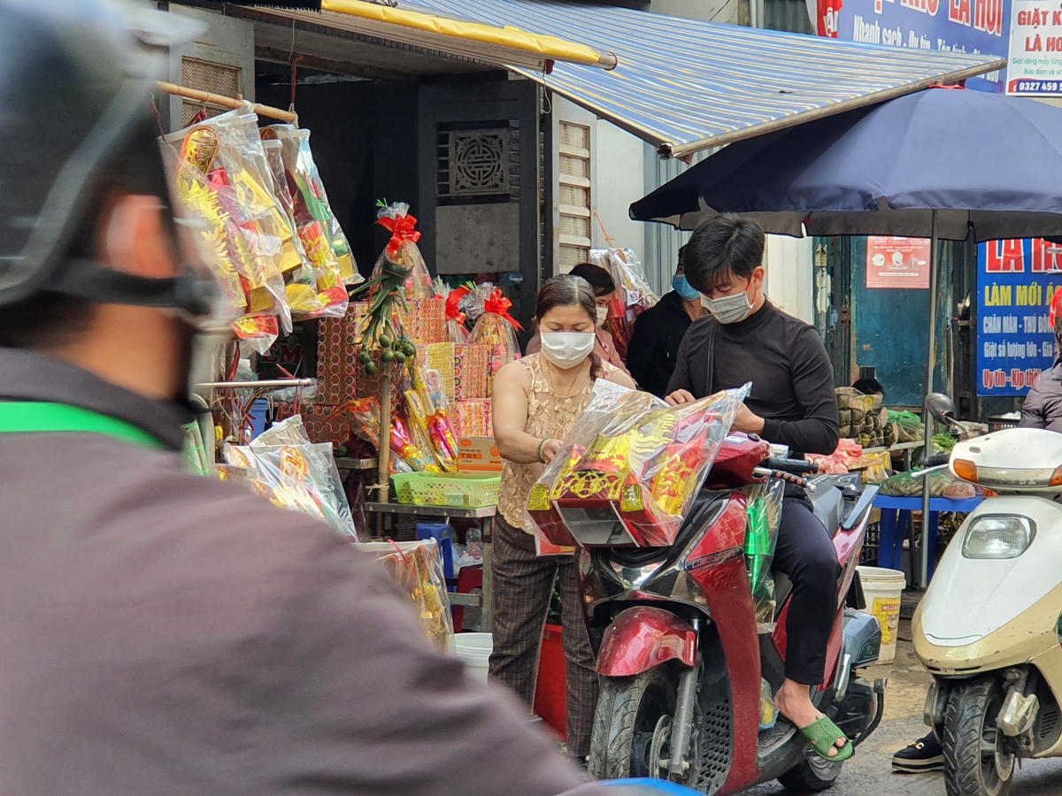 Chợ Tết ông Công ông Táo: Vàng mã vẫn 'lên ngôi'